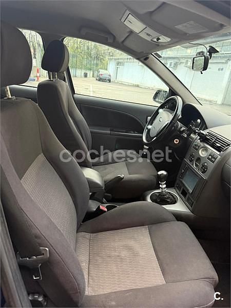 Usado Ford Mondeo Trend 125 CV (91 kW) 2001 Azul Berlina