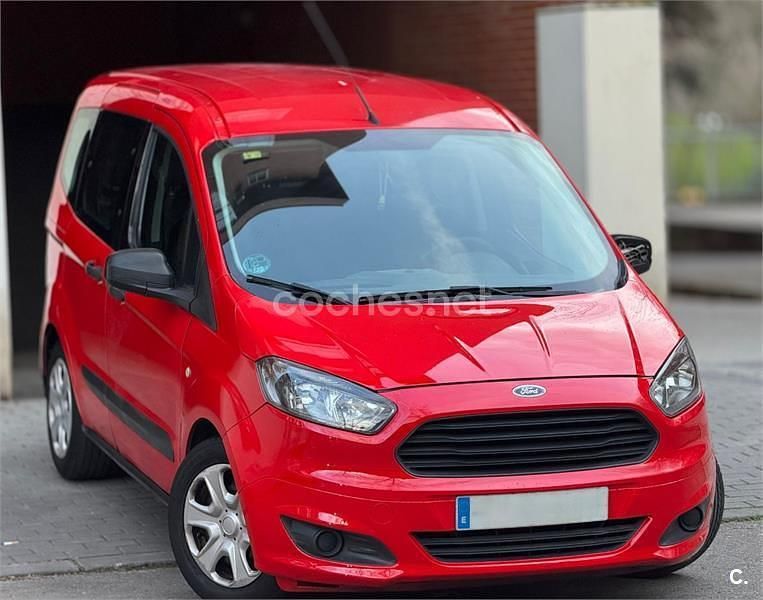 Usado Ford Tourneo Courier Titanium 100 CV (73 kW) 2017 Rojo Monovolumen