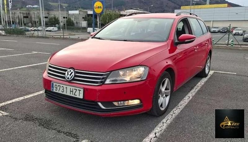 Usado VW Passat 140 CV (102 kW) 2012 Rojo Familiar