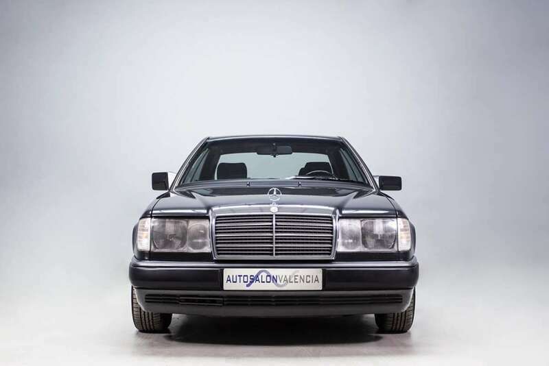 Usado Mercedes E300 220 CV (161 kW) 1991 Negro