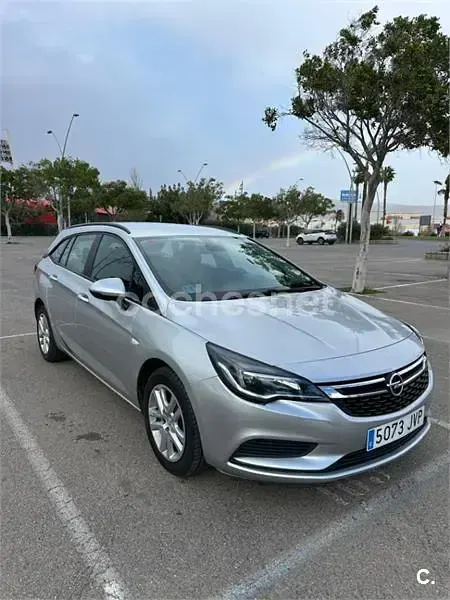 Usado Opel Astra Business 110 CV (80 kW) 2017 Gris / plata Familiar