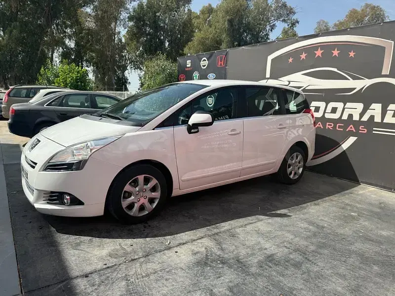 Usado Peugeot 5008 Active 120 CV (88 kW) 2012 Blanco Monovolumen