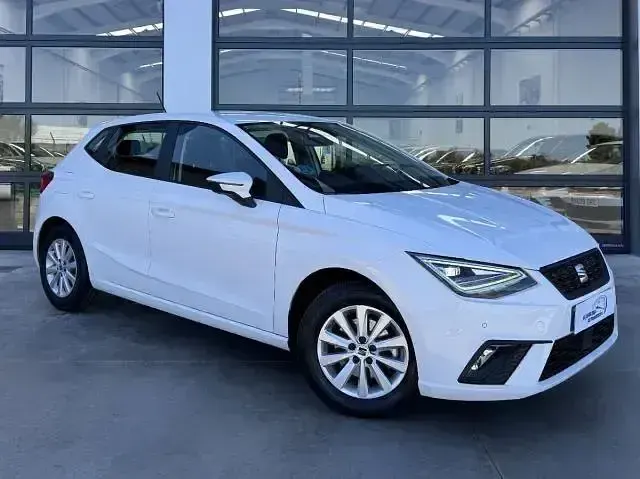 Usado Seat Ibiza Style Plus 110 CV (80 kW) 2022 Blanco Utilitario