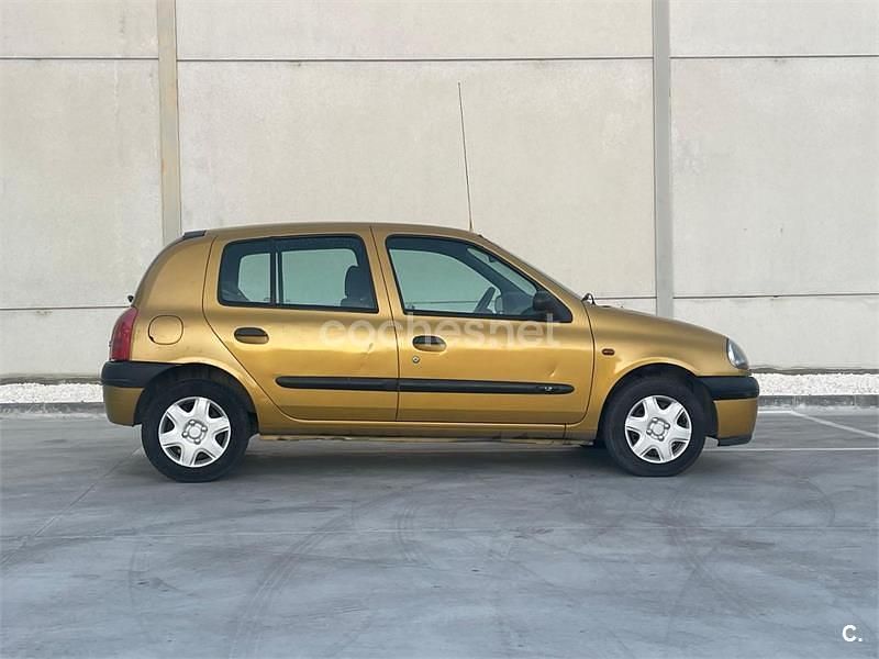 Usado Renault Clio II 60 CV (44 kW) 1998 Amarillo Berlina