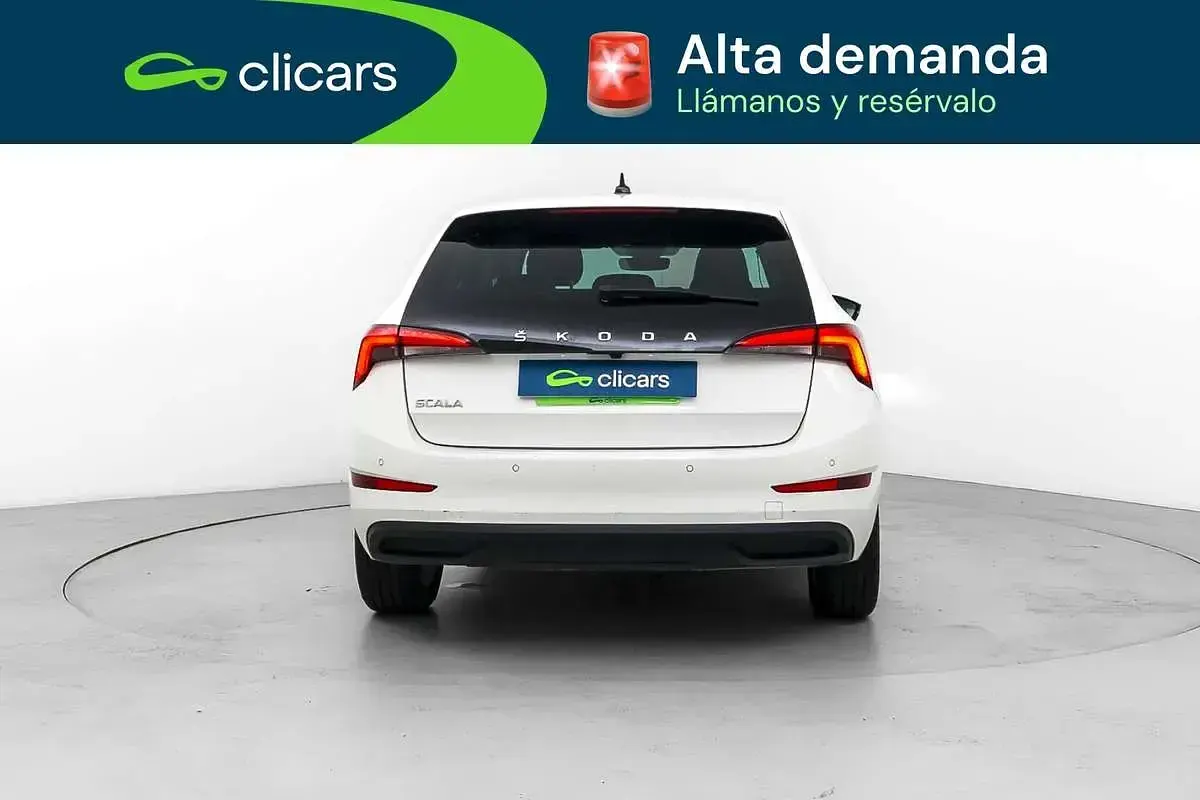 Usado Skoda Scala Ambition 110 CV (80 kW) 2022 Blanco Utilitario