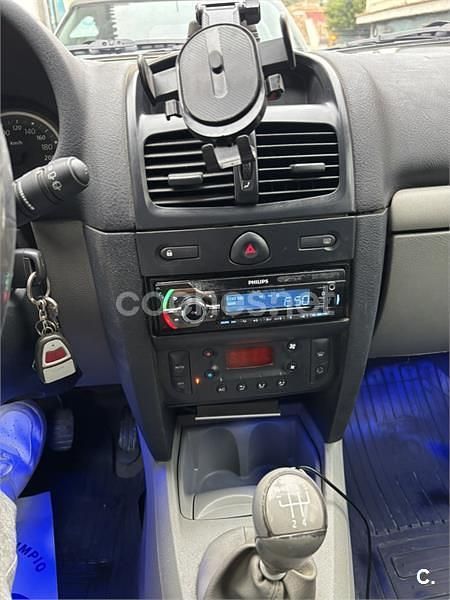 Usado Renault Clio II Authentique 80 CV (58 kW) 2004 Gris / plata Berlina