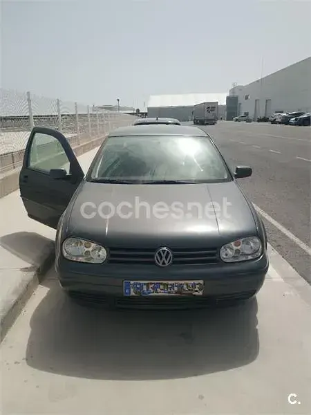 Usado VW Golf IV Highline 115 CV (84 kW) 2000 Gris / plata Berlina