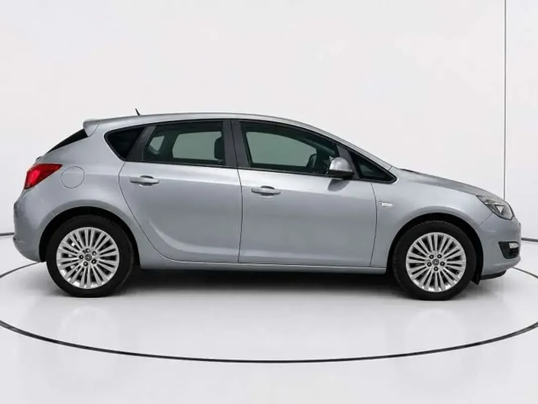 Usado Opel Astra Selective 116 CV (85 kW) 2015 Gris Utilitario