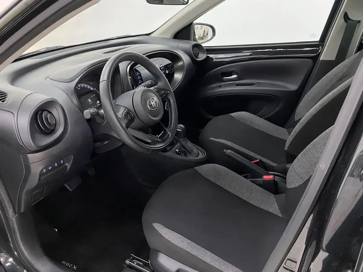 Usado Toyota Aygo X Play 72 CV (52 kW) 2023 Negro SUV