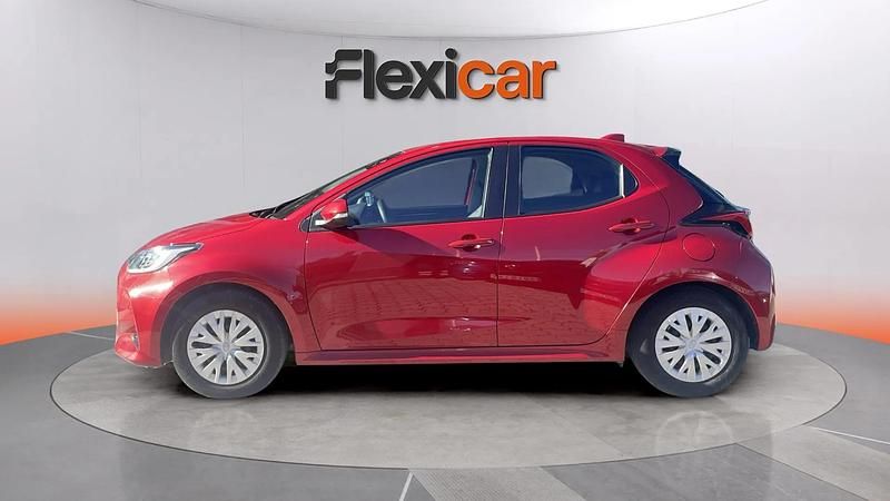 Usado Toyota Yaris Hybrid Active 116 CV (85 kW) 2023 Rojo Berlina
