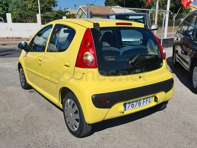 Usado Peugeot 107 68 CV (50 kW) 2006 Amarillo Utilitario