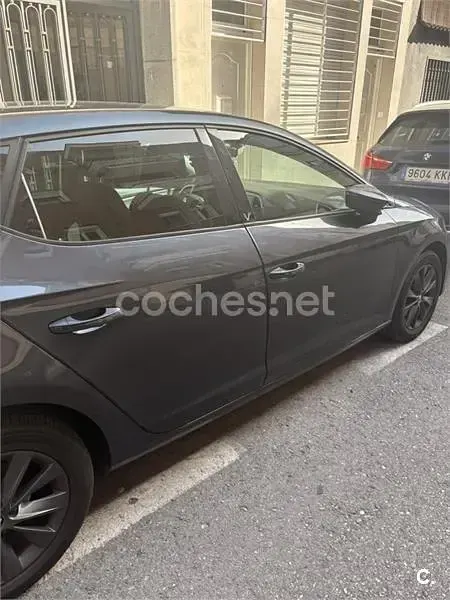 Usado Seat Leon Style 115 CV (84 kW) 2019 Gris / plata Berlina