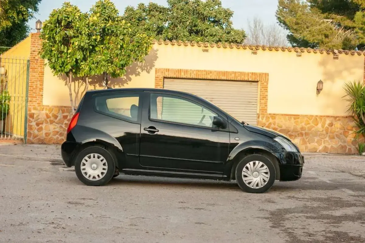 Käytetty Citroën C2 70 HP (51 kW) 2004 Musta Viistoperä