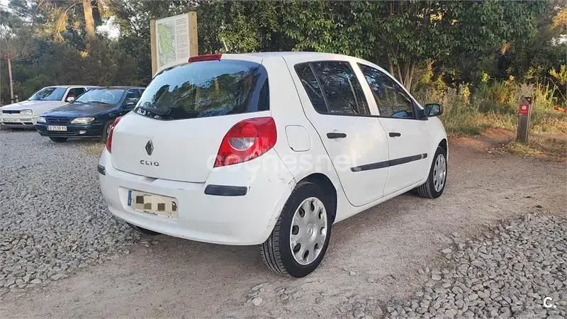 Usado Renault Clio II Authentique 75 CV (55 kW) 2009 Blanco Berlina