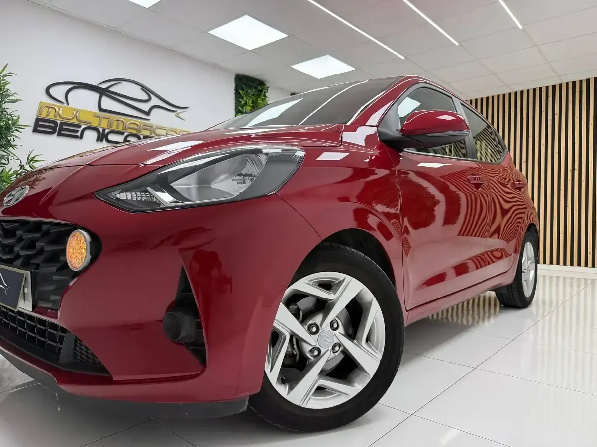 Usado Hyundai i10 66 CV (48 kW) 2023 Rojo Utilitario