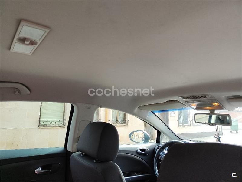 Usado Seat Leon Reference 105 CV (77 kW) 2014 Negro Berlina