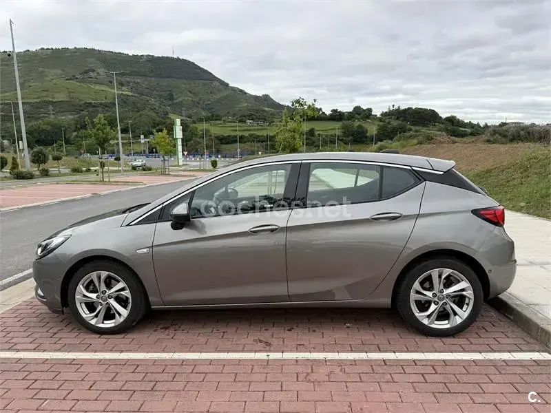 Usado Opel Astra Dynamic 110 CV (80 kW) 2016 Gris / plata Berlina