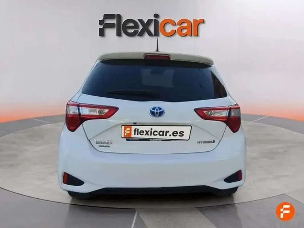 Usado Toyota Yaris Hybrid 99 CV (72 kW) 2019 Gris Utilitario