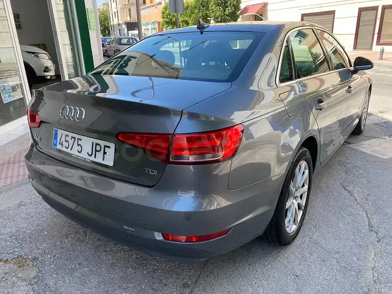 Usado Audi A4 Advanced 150 CV (110 kW) 2016 Gris / plata Berlina