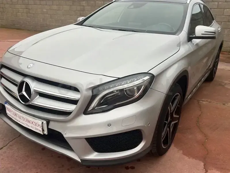 Usado Mercedes GLA220 AMG line 177 CV (130 kW) 2015 Gris / plata SUV