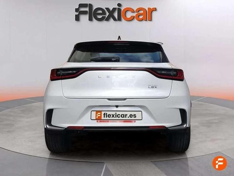 Usado Lexus LBX 136 CV (100 kW) 2024 Blanco SUV