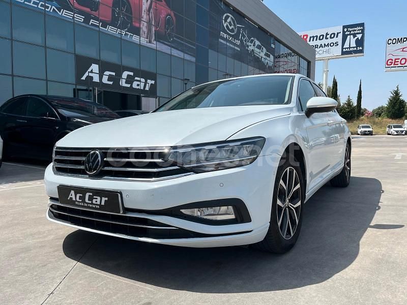 Usado VW Passat 150 CV (110 kW) 2022 Blanco Familiar