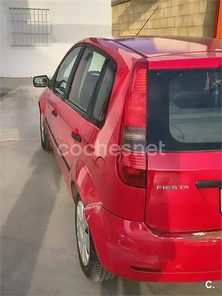 Usado Ford Fiesta Trend 100 CV (73 kW) 2003 Rojo Utilitario