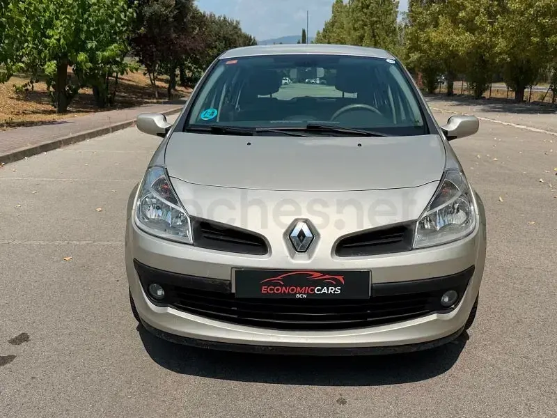Usado Renault Clio II Privilege 110 CV (80 kW) 2007 Beige Berlina