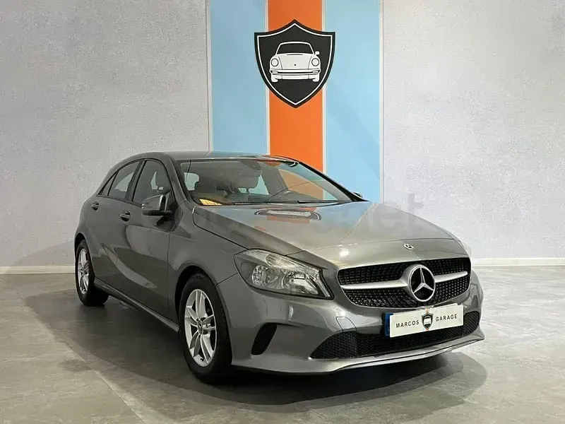 Usado Mercedes A180 109 CV (80 kW) 2018 Gris / plata Berlina