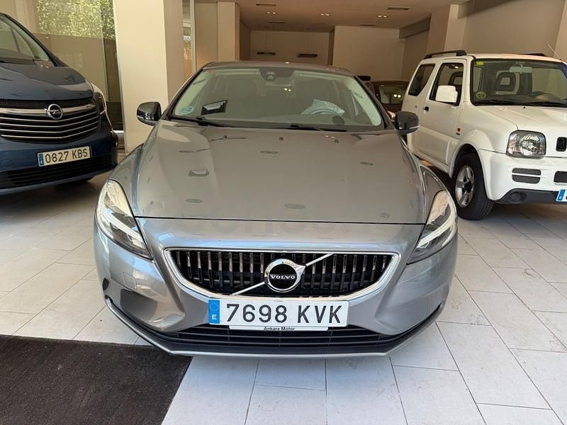 Usado Volvo V40 Momentum 122 CV (89 kW) 2019 Gris / plata Berlina