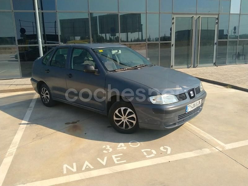 Gris / plata Usado 2001 Seat Cordoba Stella Berlina | 1990 € (Buen precio) - Imagen 1/4