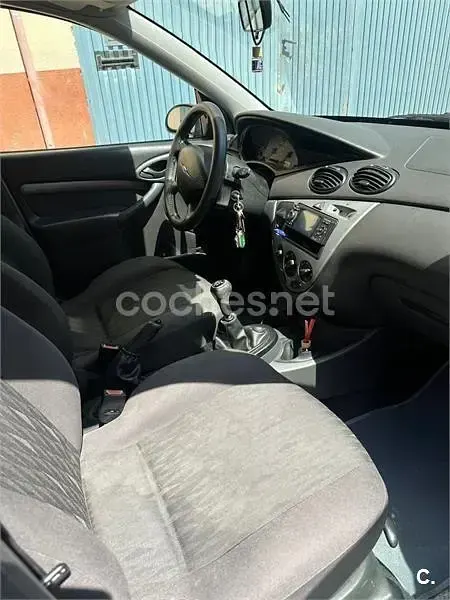 Usado Ford Focus Trend 100 CV (73 kW) 2002 Gris / plata Berlina