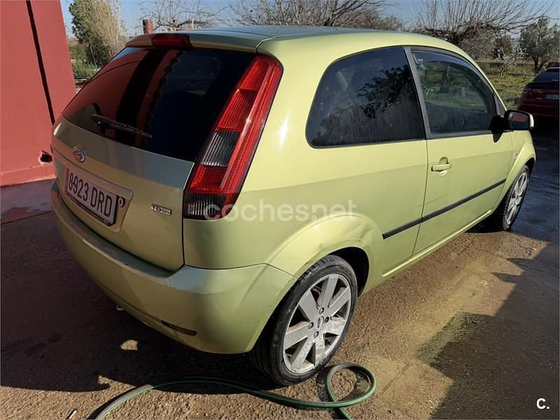 Usado Ford Fiesta Trend 68 CV (50 kW) 2005 Verde Utilitario