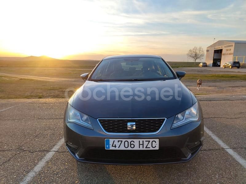 Usado Seat Leon Reference 105 CV (77 kW) 2014 Gris / plata Berlina