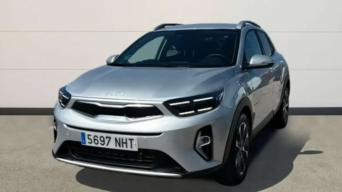 Usado Kia Stonic Style 101 CV (74 kW) 2025 Plateado SUV