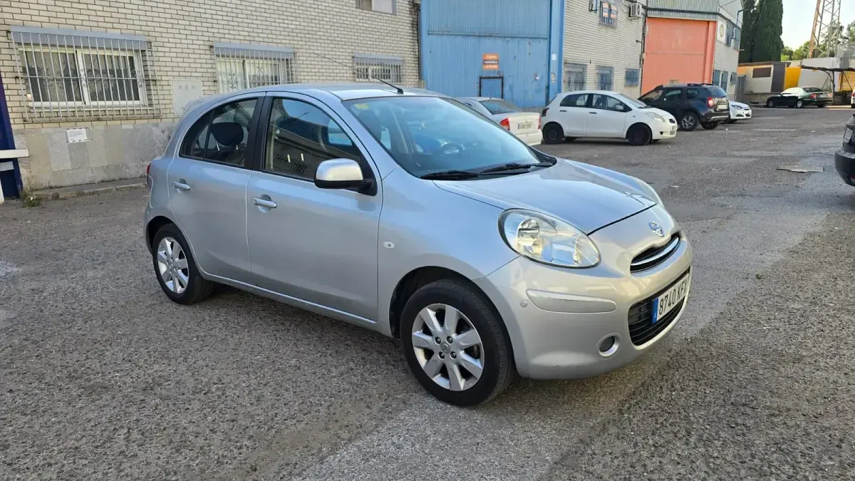 Usado Nissan Micra Acenta 80 CV (58 kW) 2012 Gris Utilitario