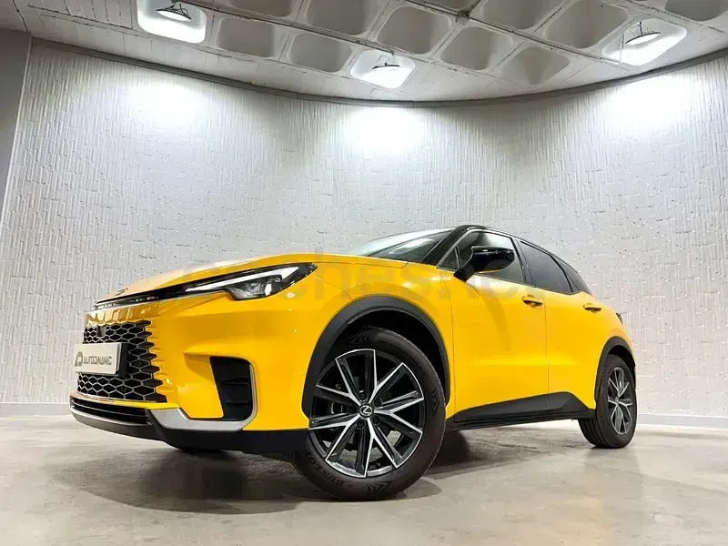 Usado Lexus LBX 136 CV (100 kW) 2025 Amarillo SUV