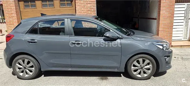 Usado Kia Rio 100 CV (73 kW) 2022 Gris / plata Berlina