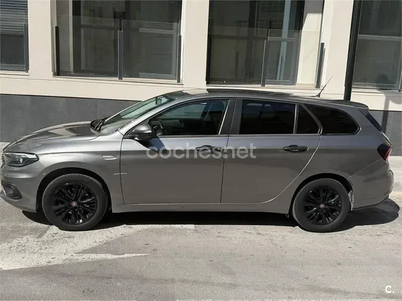 Usado Fiat Tipo Lounge 95 CV (69 kW) 2021 Gris / plata Familiar