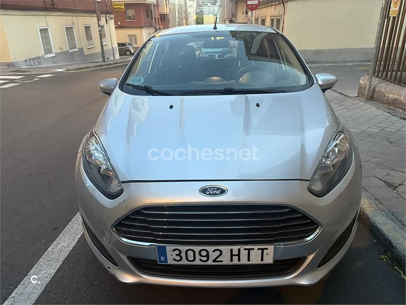 Usado Ford Fiesta Trend 82 CV (60 kW) 2013 Gris / plata Berlina