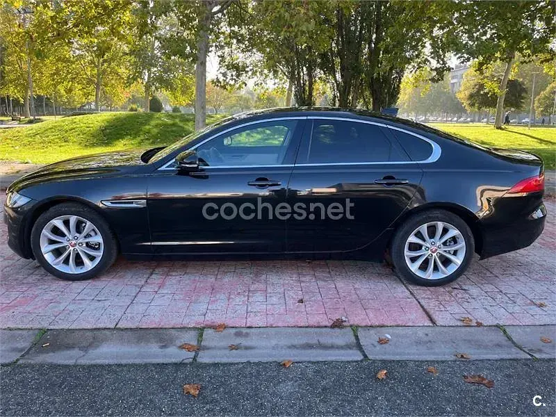 Usado Jaguar XF Prestige 240 CV (176 kW) 2017 Negro Berlina