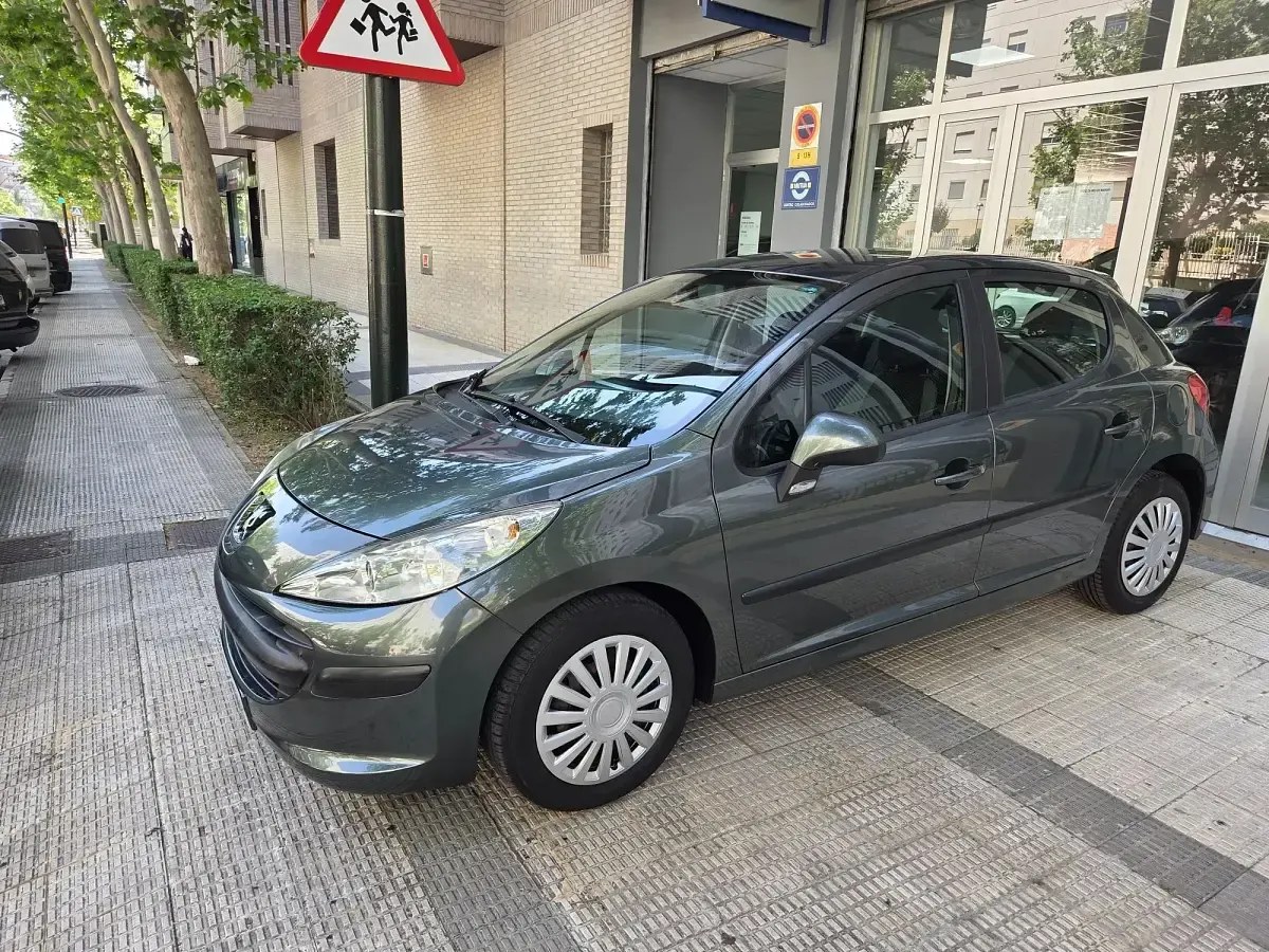 Usado Peugeot 207 75 CV (55 kW) 2007 Verde Utilitario