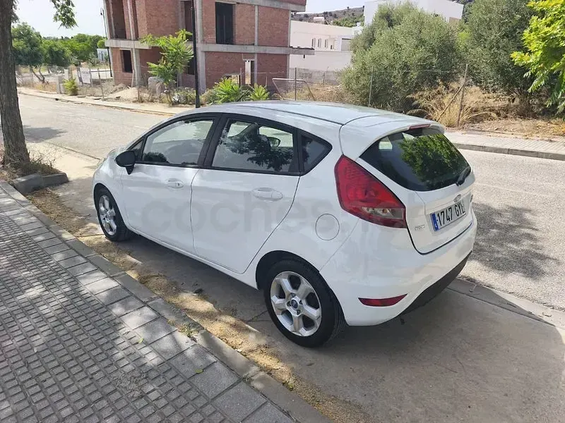 Usado Ford Fiesta Trend 68 CV (50 kW) 2010 Blanco Berlina