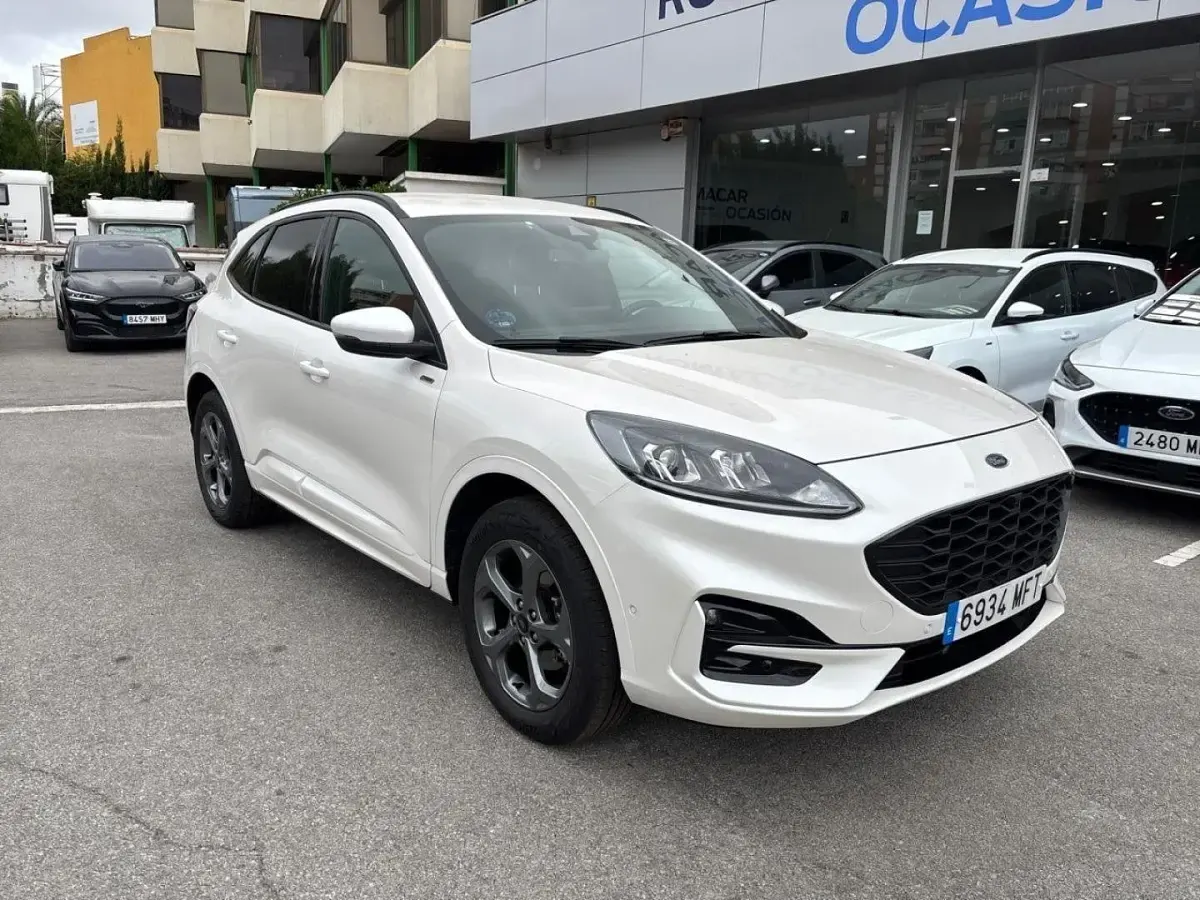 Usado Ford Kuga ST-Line 225 CV (165 kW) 2023 Blanco platino (especial) SUV