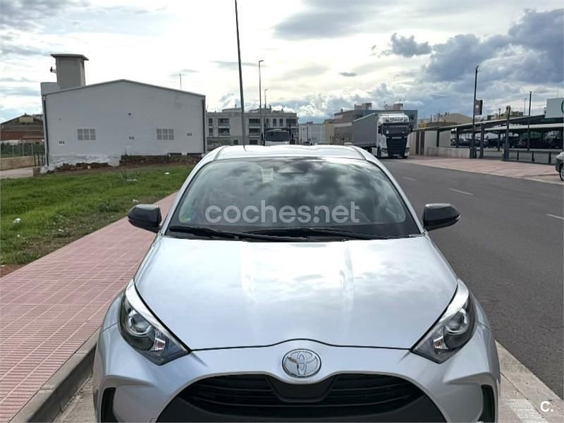 Usado Toyota Yaris Hybrid Active 116 CV (85 kW) 2025 Gris / plata Berlina