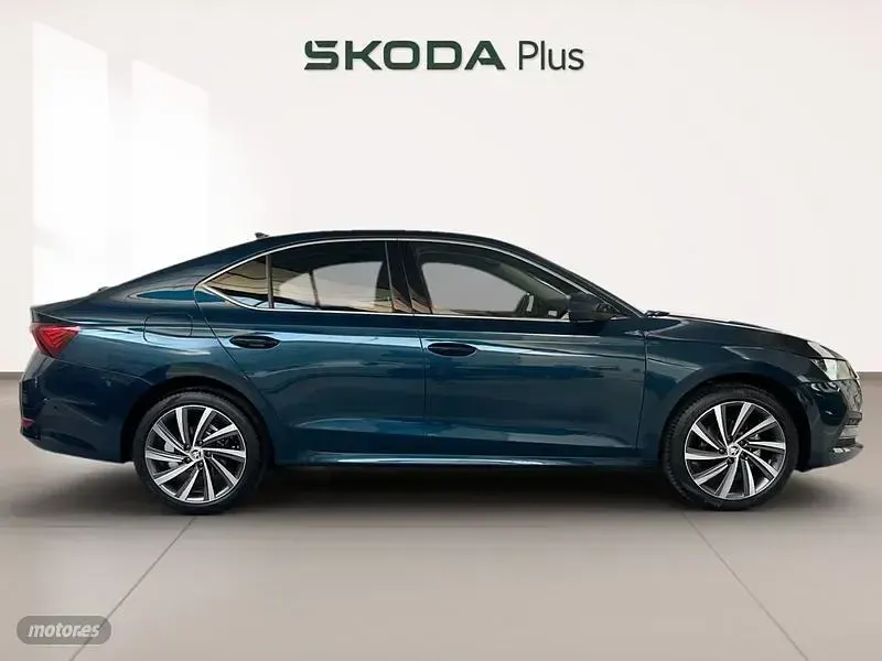 Usado Skoda Octavia Selection 150 CV (110 kW) 2023 Azul Berlina