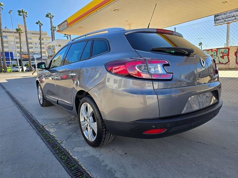 Usado Renault Mégane GrandTour Dynamique 110 CV (80 kW) 2012 Gris / plata Familiar