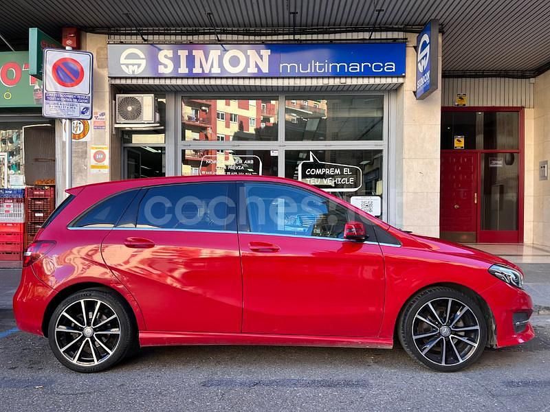 Usado Mercedes B180 AMG line 109 CV (80 kW) 2016 Rojo Monovolumen