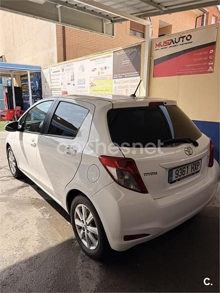 Usado Toyota Yaris Active 99 CV (72 kW) 2014 Blanco Utilitario