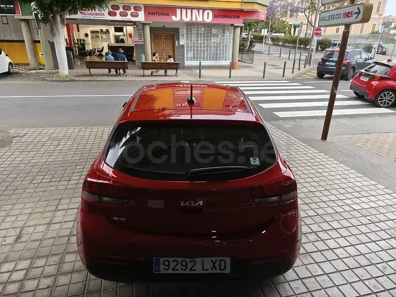 Usado Kia Rio 84 CV (61 kW) 2022 Granate Berlina